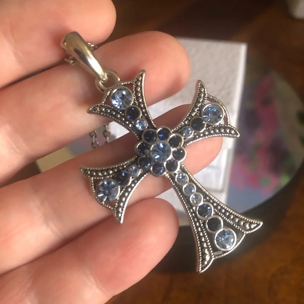 Blue stone cross pendant on chain necklace - Picture 2 of 9